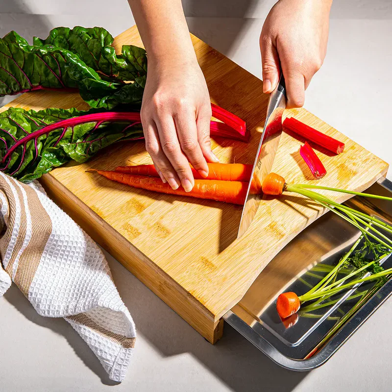 Skjærebrett i bambus med uttrekkbart stålbrett